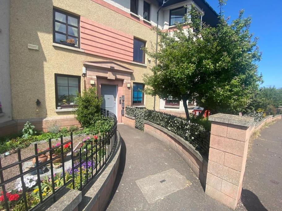 Steps Away From All The Action Edinburgh Exterior photo